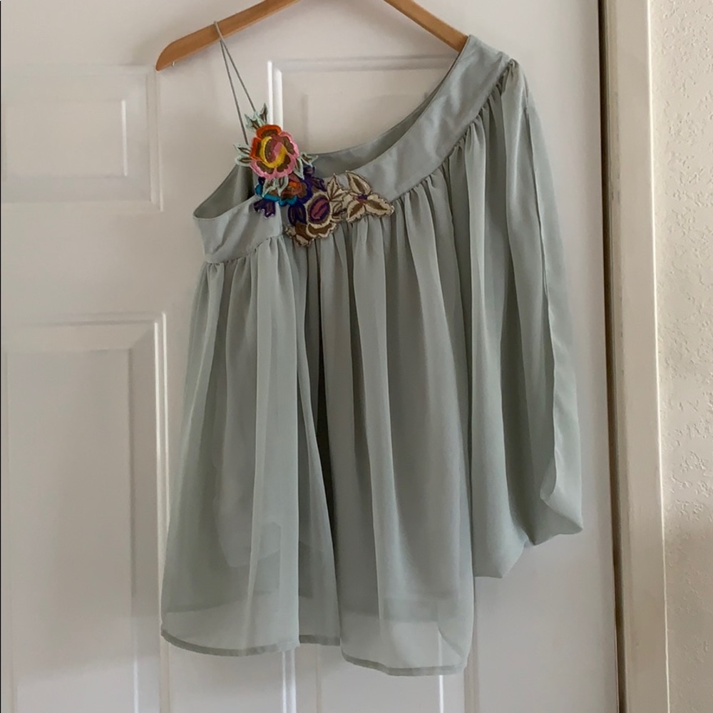 Unique one shoulder top 🌸🌼💐